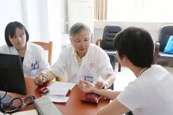开元体育官方网站病人放第一名！81岁“上海名西医”周锦明转院第6天就座诊(图1)